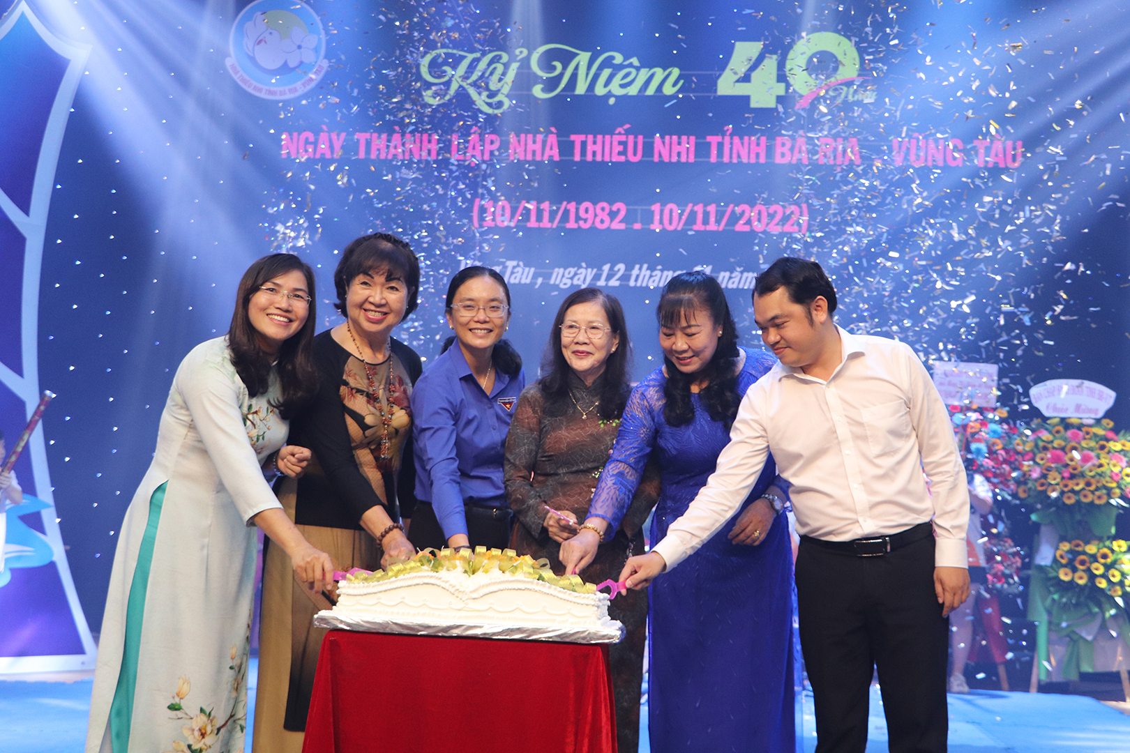 Các đại biểu thực hiện nghi thức cắt bánh sinh nhật mừng Nhà thiếu nhi 40 tuổi.