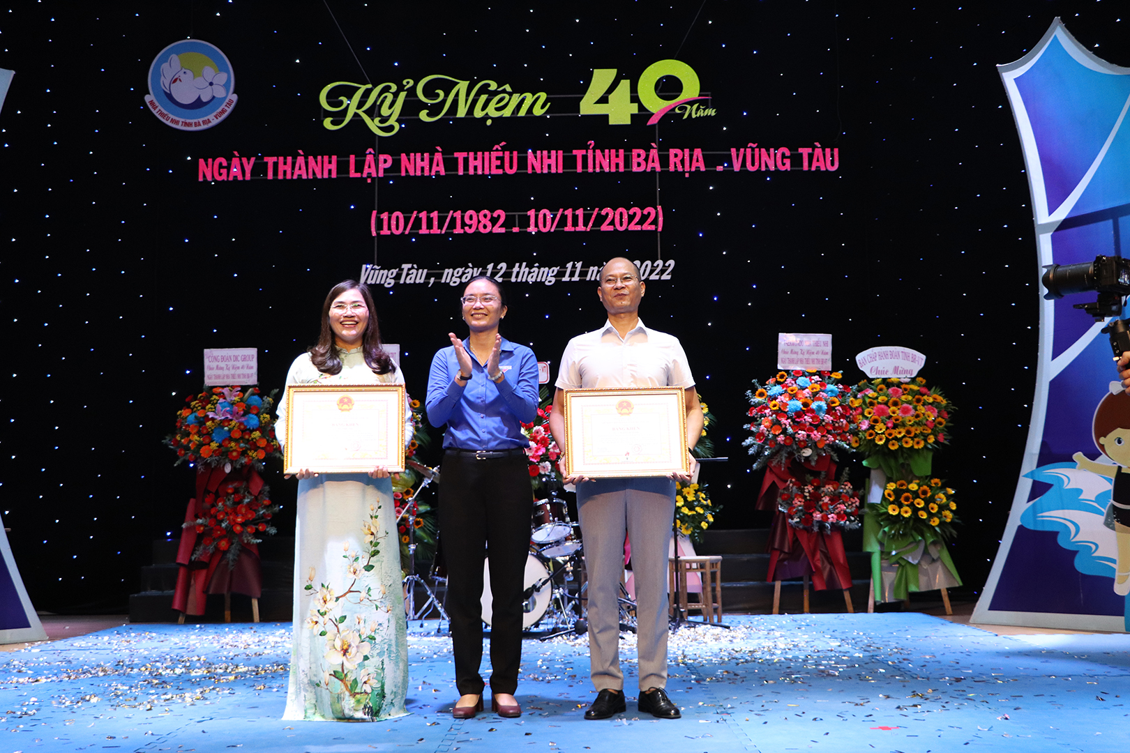 Chị Hồ Thị Ánh Tuyết, Bí thư Tỉnh Đoàn trao Bằng khen của UBND tỉnh đến 1 tập thể, 1 cá nhân.