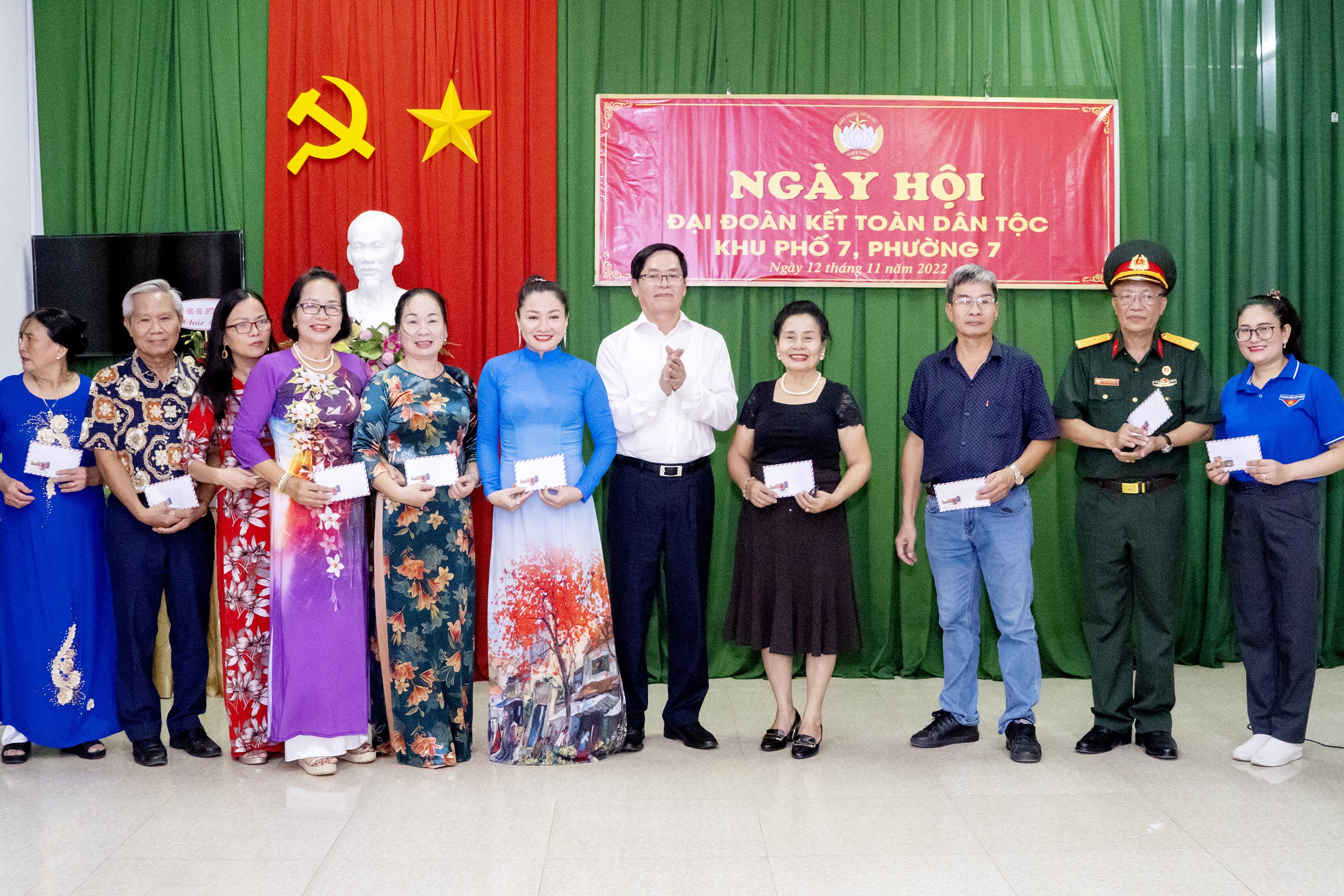 Các tập thể, hộ gia đình có nhiều đóng góp cho hoạt động của khu phố 7 và phường 7 được biểu dương tại ngày hội.