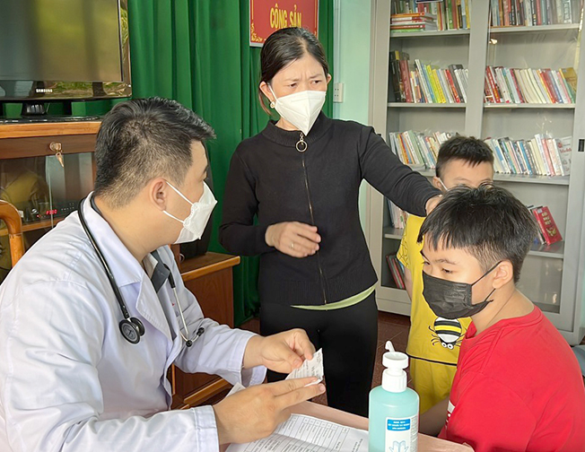 Bác sĩ Bệnh viện Nhi Đồng 2 khám bệnh cho trẻ em nghèo TT. Phước Hải, huyện Đất Đỏ.