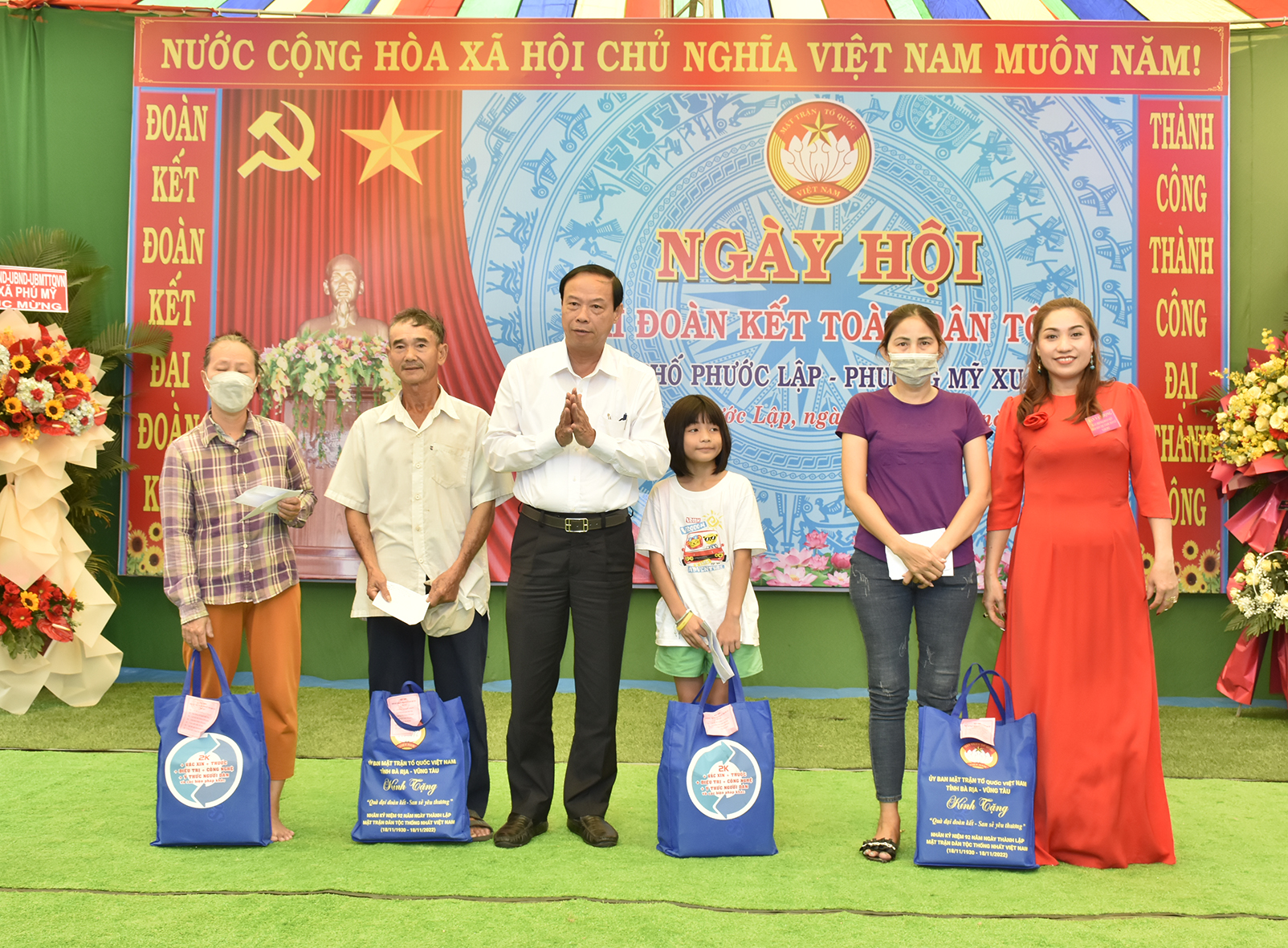Ông Nguyễn Văn Thọ, Chủ tịch UBND tỉnh trao quà của tỉnh cho các hộ khó khăn trên địa bàn  khu phố Phước Lập (phường Mỹ Xuân, TX.Phú Mỹ). Ảnh: MỸ LƯƠNG
