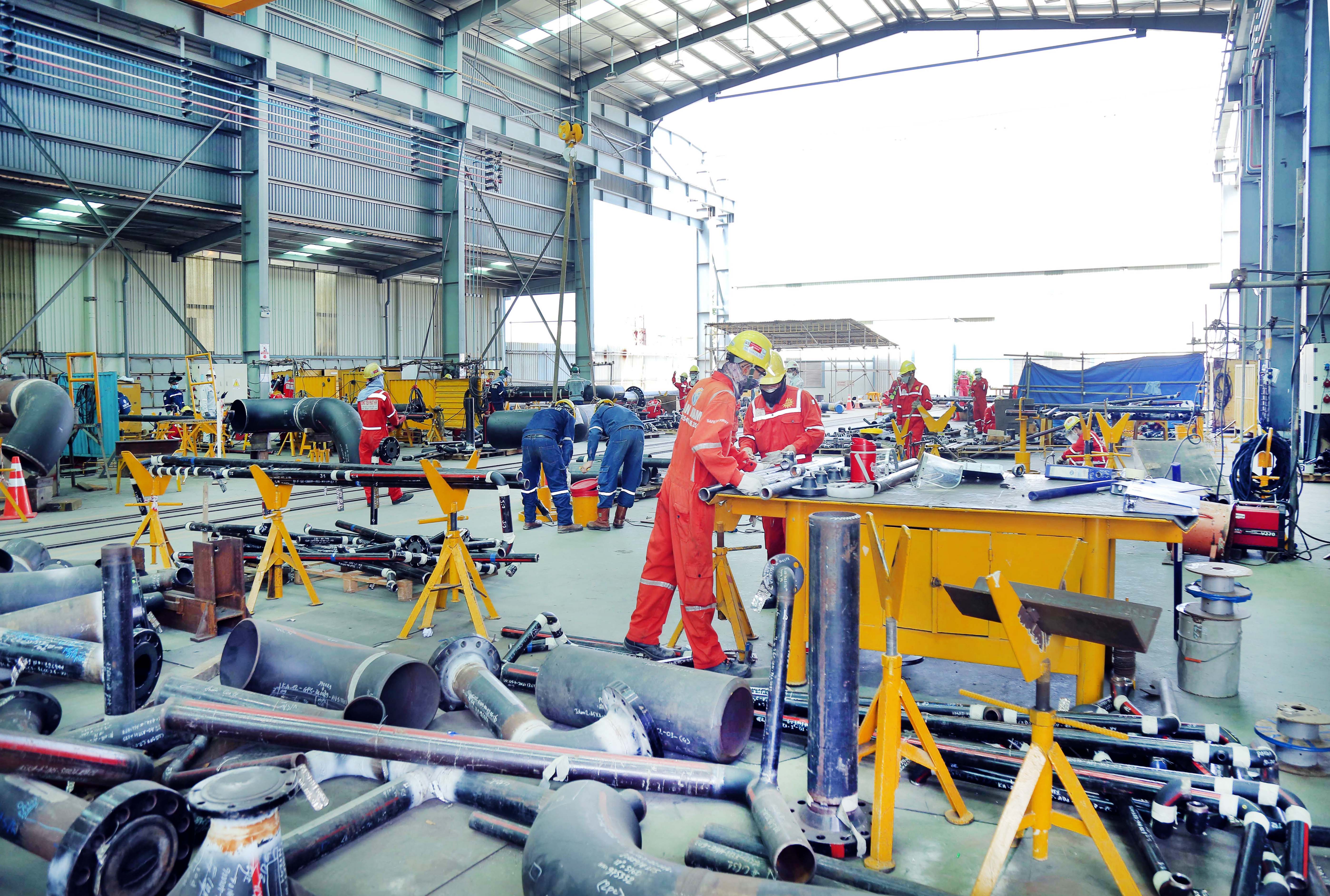 Kỹ sư, công nhân PTSC trong giờ làm việc tại cảng chế tạo của đơn vị.