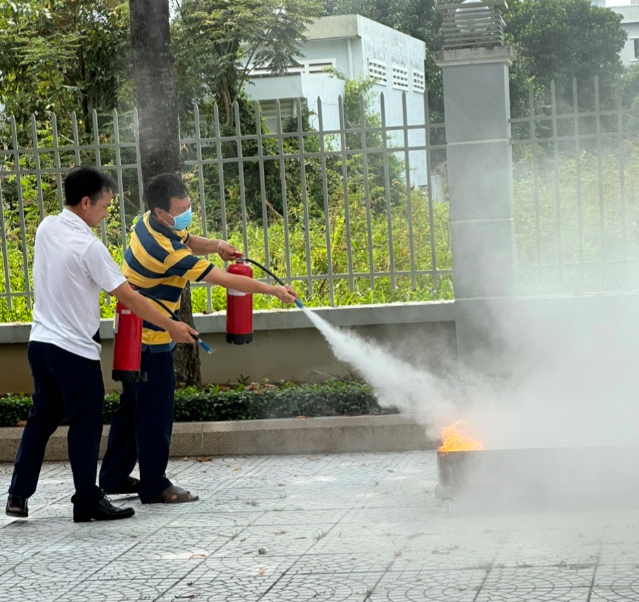 Cán bộ, công chức KBNN dập tắt đám cháy.