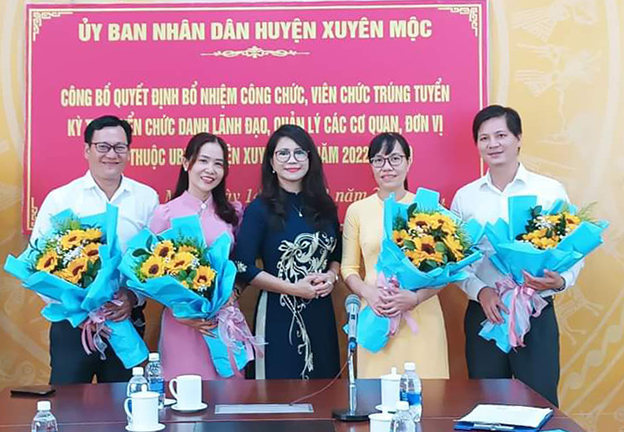 Bà Lê Thị Trang Đài, Chủ tịch UBND huyện Xuyên Mộc tặng hoa chúc mừng các chức danh lãnh đạo, quản lý.