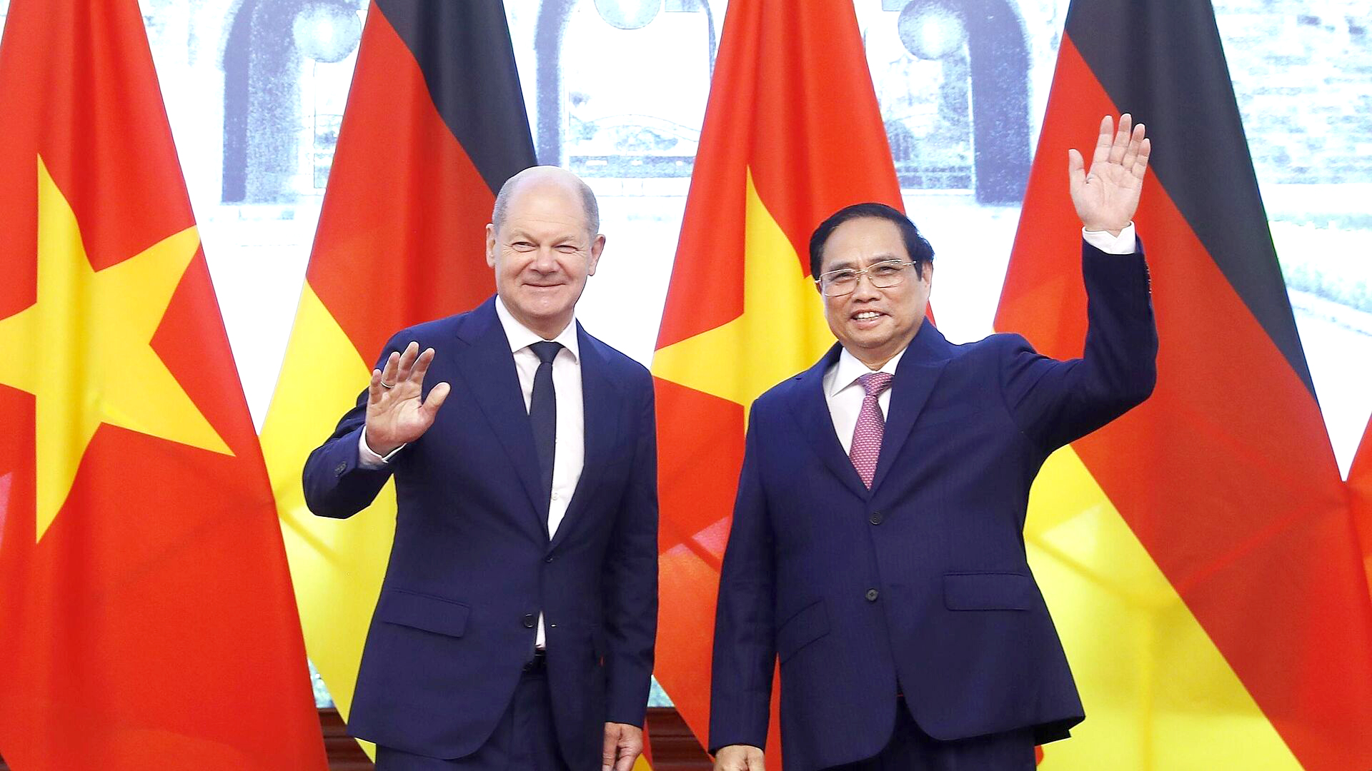 Thủ tướng Phạm Minh Chính và Thủ tướng CHLB Đức Olaf Scholz trước khi bước vào hội đàm. Ảnh: LÂM KHÁNH