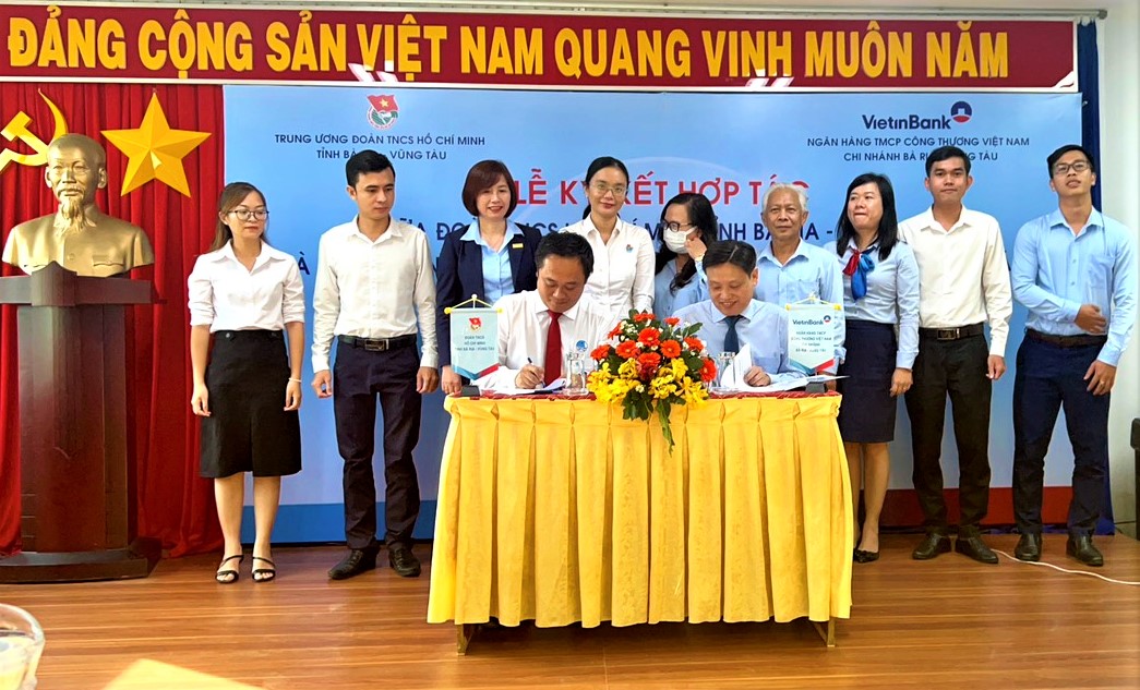 Đại diện Tỉnh Đoàn và VietinBank ký kết hợp tác chuyển đổi số tại buổi lễ.