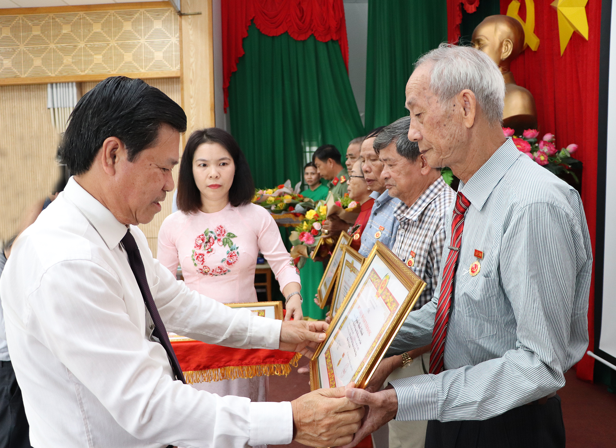 Ông Nguyễn Văn Xinh, Ủy viên  Ban Thường vụ Tỉnh ủy, Trưởng Ban Tuyên giáo Tỉnh ủy truy tặng Huy hiệu Đảng 55 năm tuổi Đảng, 50 năm tuổi Đảng tới đảng viên, đại diện gia đình đảng viên. 