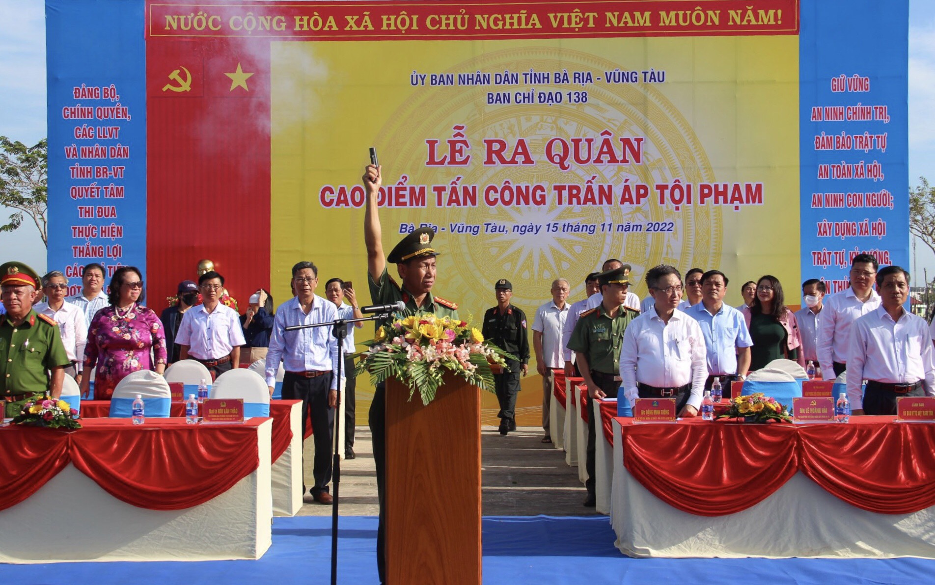 Đại tá Bùi Văn Thảo, Giám đốc Công an tỉnh, Phó Trưởng Ban Thường trực BCĐ 138 tỉnh nổ súng phát động đợt ra quân cao điểm trấn áp tội phạm.