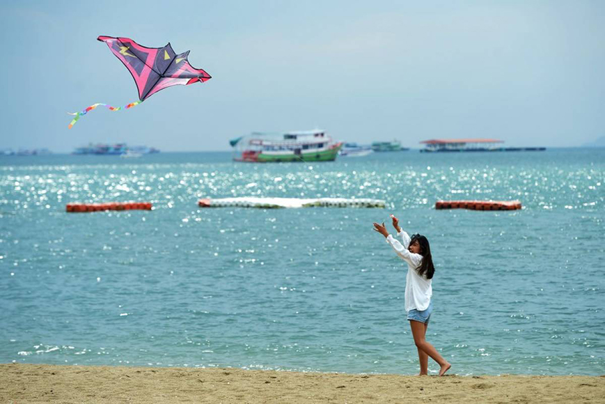 Khách du lịch tại bãi biển ở Pattaya, Thái Lan.