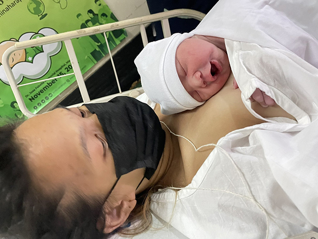 Bé gái Vinice Mabansag, công dân thứ 8 tỷ của thế giới, chào đời tại Manila, Philippines, ngày 15/11.
