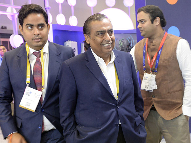 Tỷ phú Mukesh Ambani đang liên hệ để mua Liverpool.
