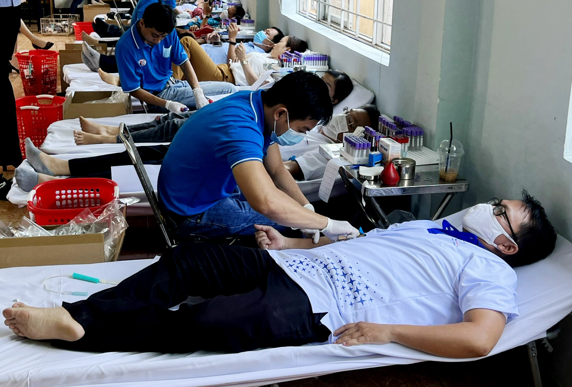 Người lao động Công ty Điện lực BR-VT tham gia hiến máu.
