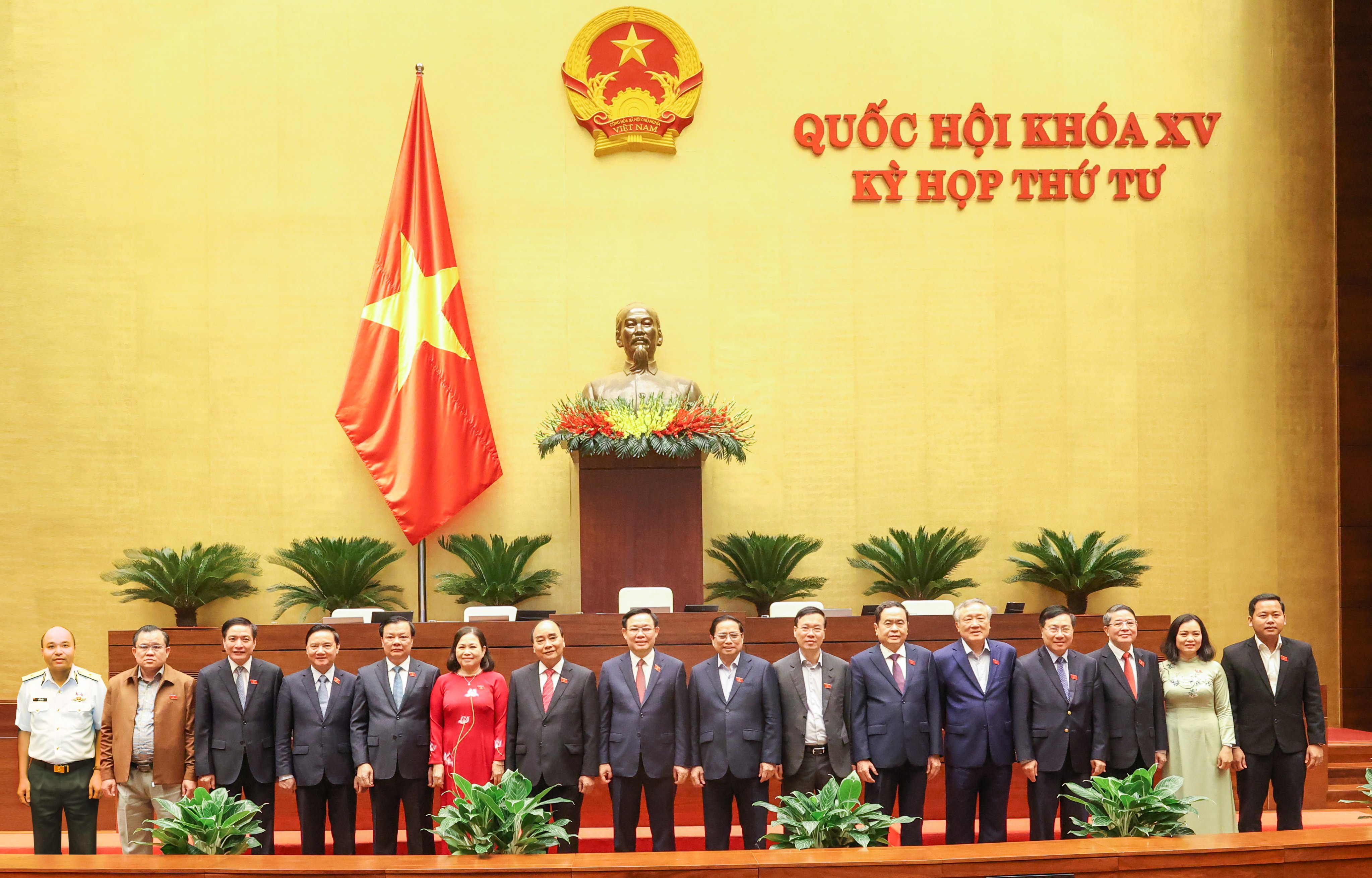 Lãnh đạo Đảng, Nhà nước và Đoàn ĐBQH tỉnh Bà Rịa - Vũng Tàu chụp hình lưu niệm tại kỳ họp. Ảnh: CHÂU VŨ