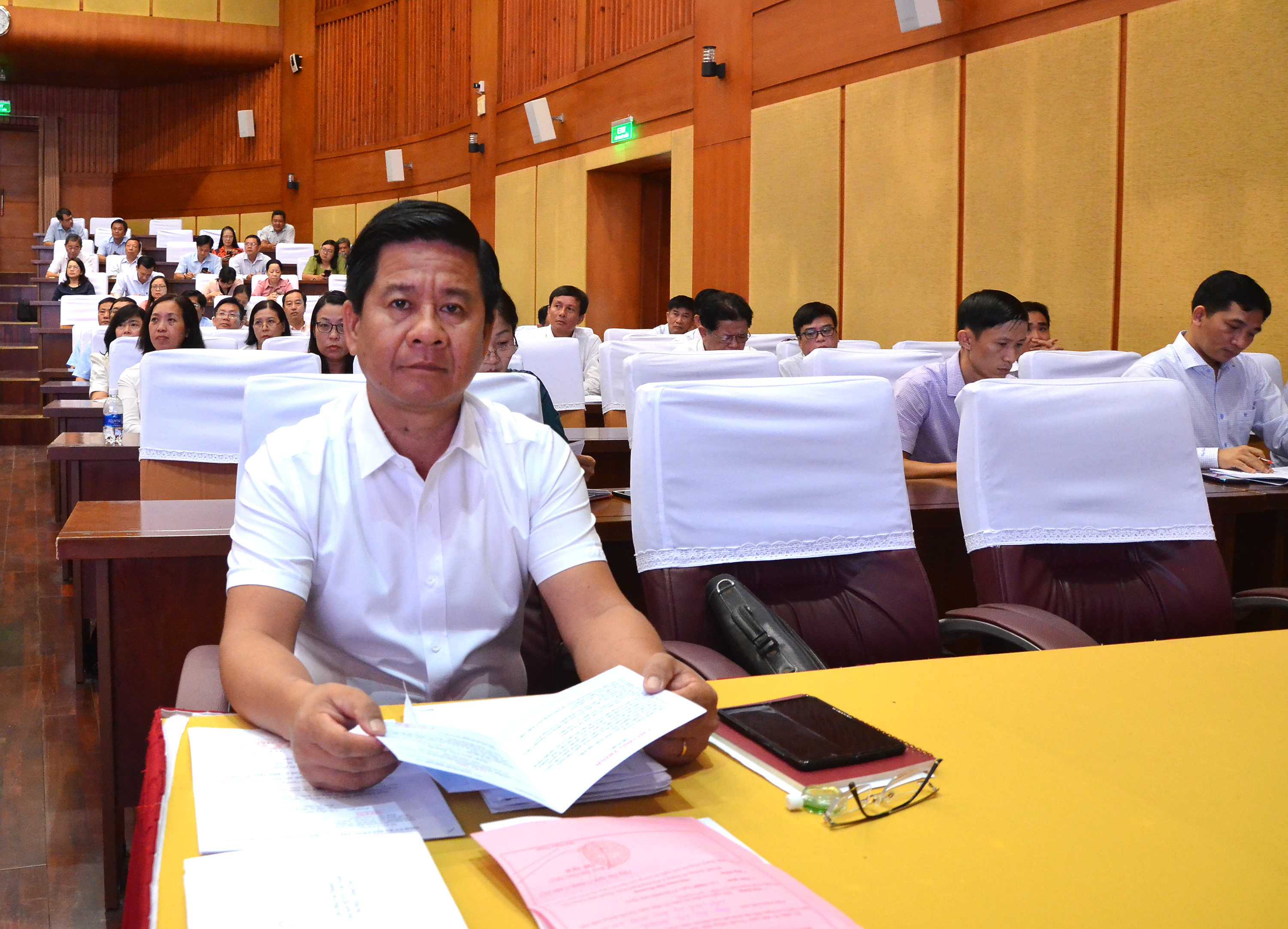 Ông Bùi Chí Thành, Ủy viên Ban Thường vụ Tỉnh ủy, Chủ tịch UBMTTQ Việt Nam tỉnh cùng các đại biểu dự hội nghị,