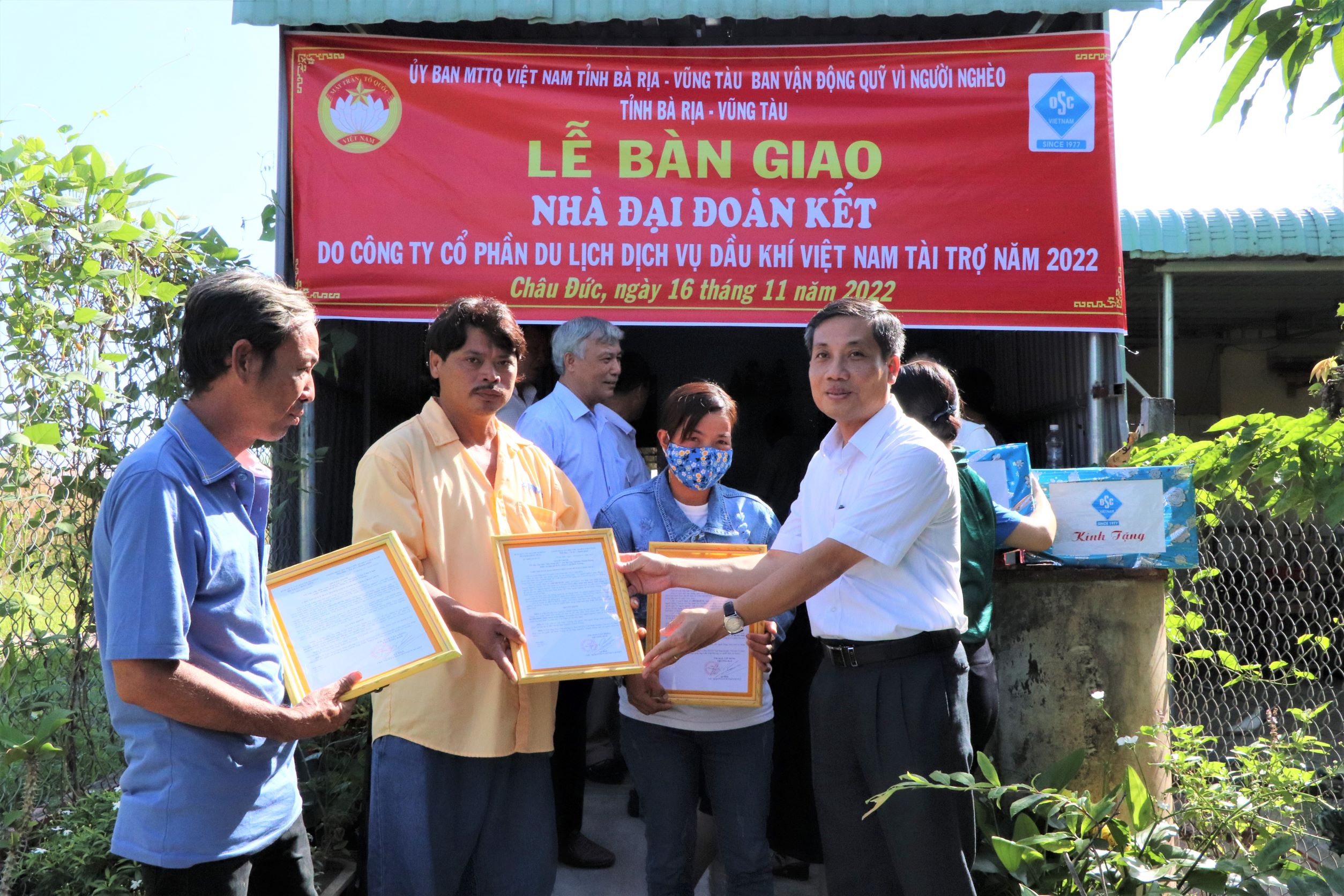 Ông Nguyễn Kế Toại, Phó Chủ tịch Ủy ban MTTQVN tỉnh trao Quyết định bàn giao nhà Đại đoàn kết cho các hộ nghèo.