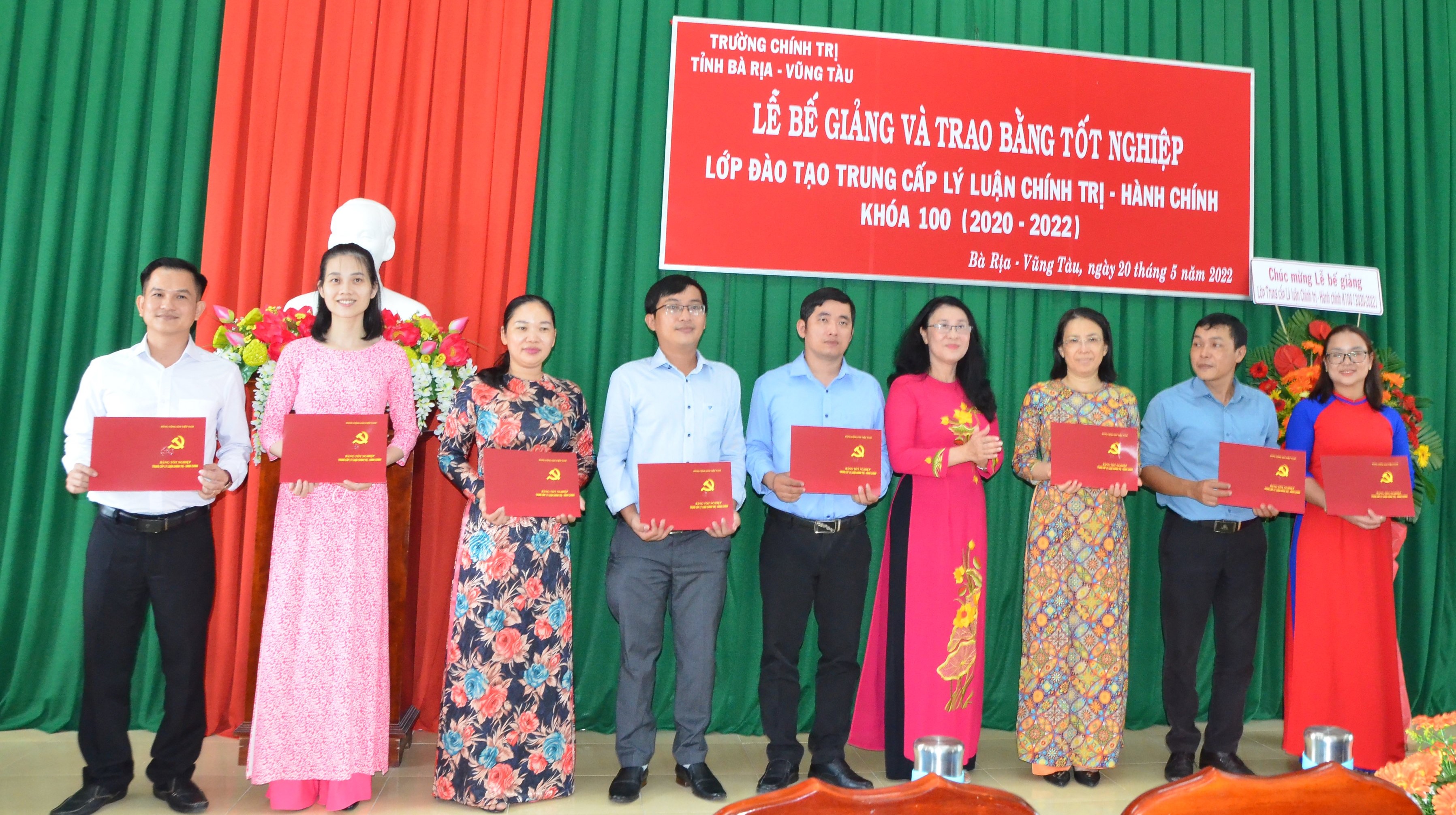 ThS. Ngô Thị Liên, Hiệu trưởng Trường Chính trị tỉnh trao bằng tốt nghiệp cho các học viên lớp trung cấp lý luận chính trị - hành chính.