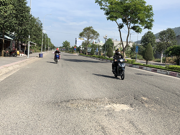  Người dân bất an khi lưu thông trên đường 80, TX. Phú Mỹ gặp nhiều ổ gà.