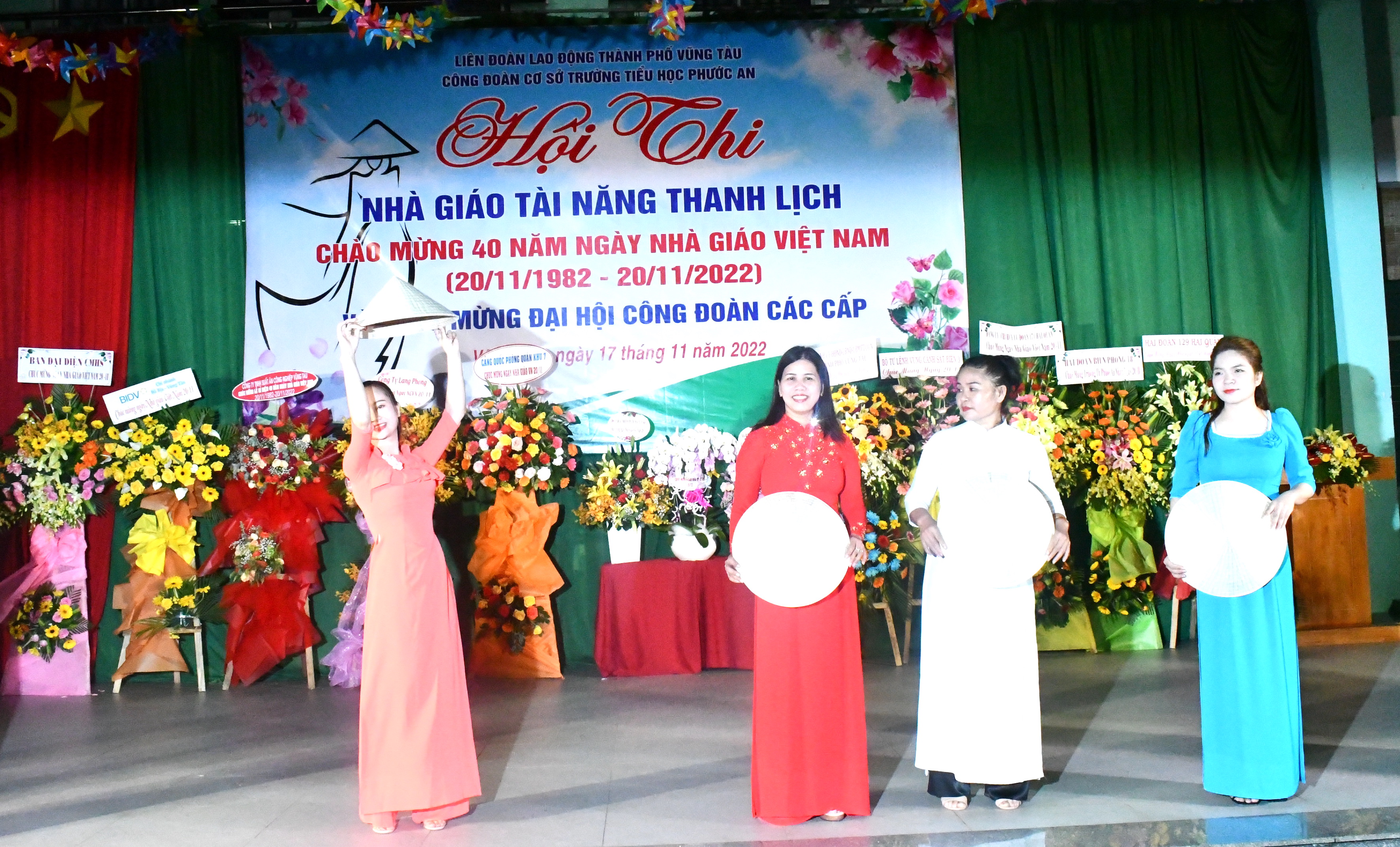 Các thí sinh trong phần thi tập thể 