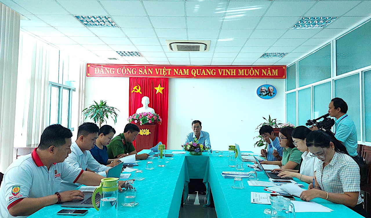 Ban tổ chức cuộc thi họp để báo cáo công tác chuẩn bị tổng kết, trao giải cuộc thi - ảnh: MẠNH QUÂN.