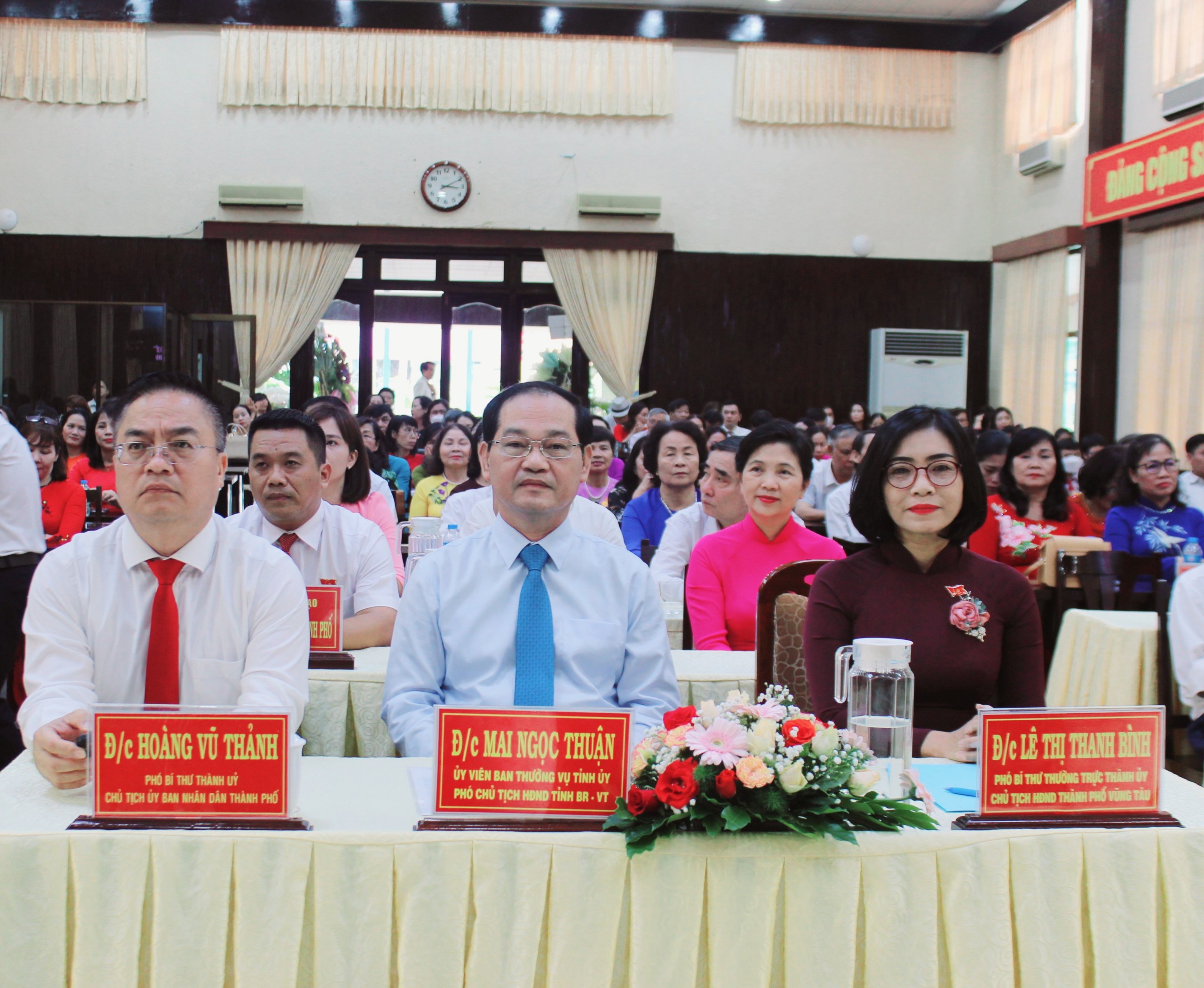 Các đại biểu dự lễ kỷ niệm 40 năm ngày Nhà giáo Việt Nam.