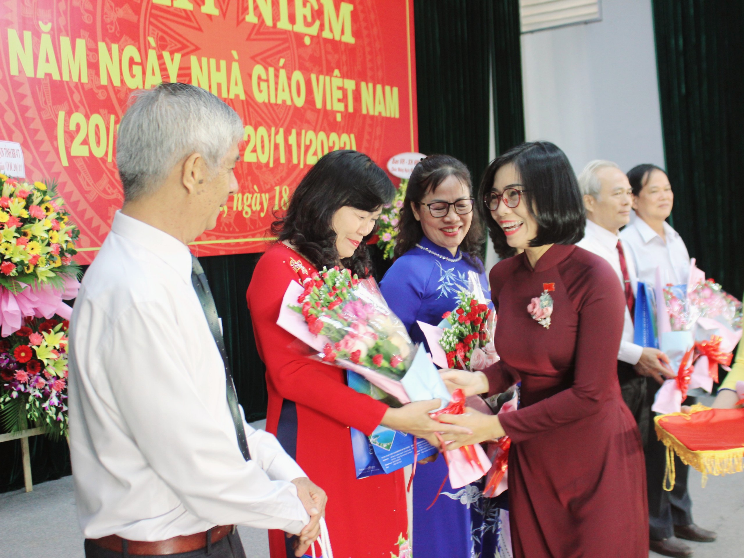 Bà Lê Thị Thanh Bình, Phó Bí thư Thường trực Thành ủy, Chủ tịch HĐND TP. Vũng Tàu tặng hoa và quà tri ân các nhà giáo đã có nhiều cống hiến cho sự nghiệp GD-ĐT của thành phố.