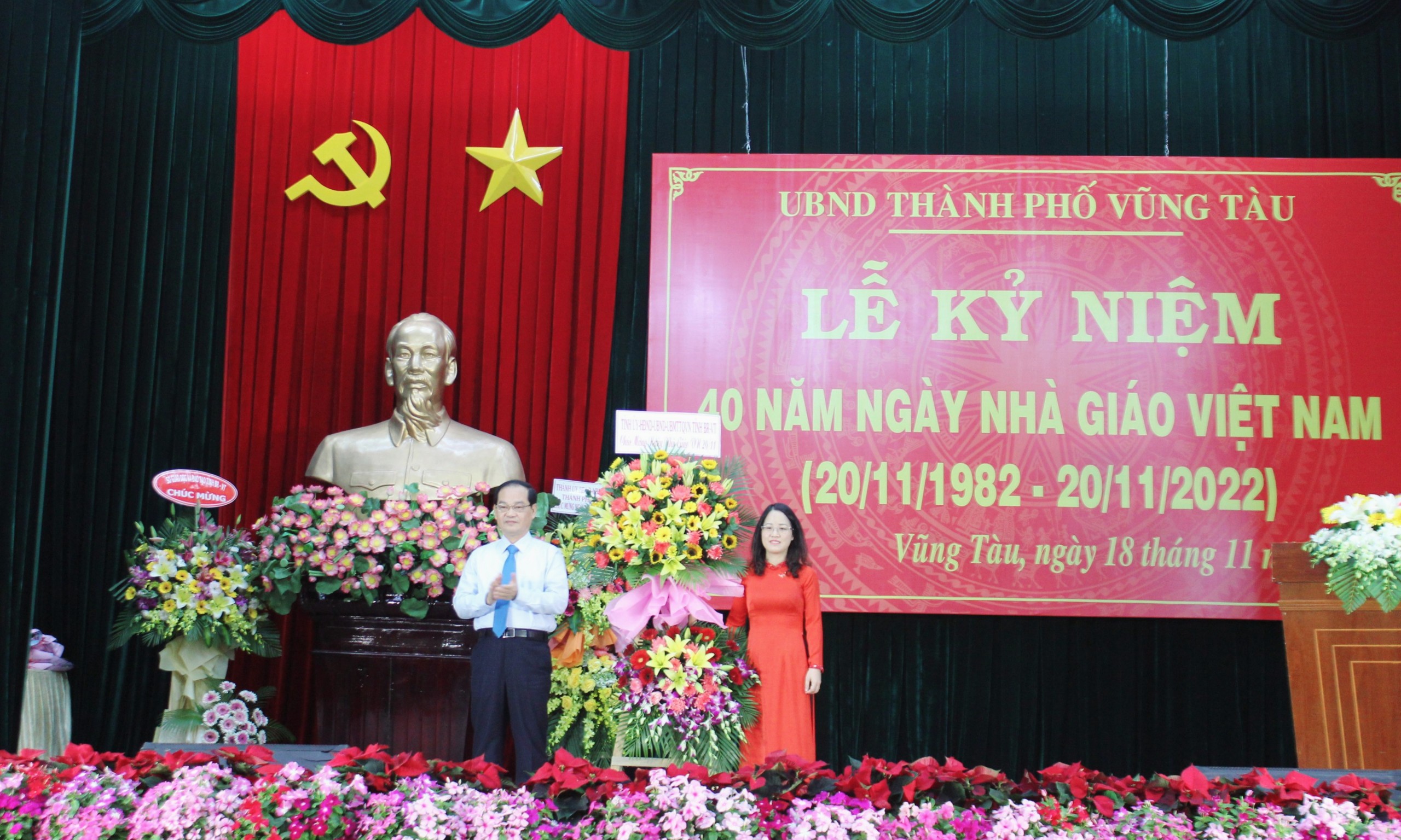 Ông Mai Ngọc Thuận, Ủy viên Ban Thường vụ Tỉnh ủy, Phó Chủ tịch Thường trực HĐND tỉnh tặng hoa chúc mừng đại diện ngành GD-ĐT TP. Vũng Tàu.