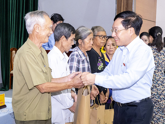 Dịp này, Phó Thủ tướng Thường trực Chính phủ Phạm Bình Minh trao 10 phần quà cho nhân viên y tế và gia đình có hoàn cảnh khó khăn trên địa bàn huyện Xuyên Mộc. Ảnh: BẢO KHÁNH