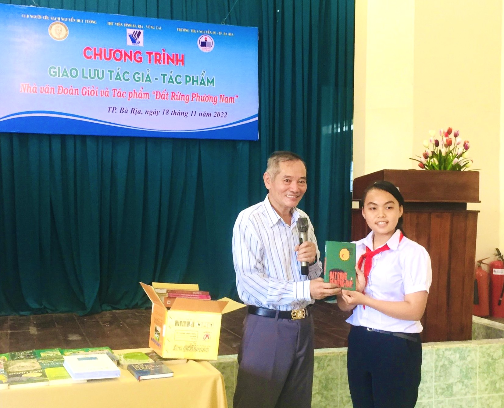 Ông Phạm Thế Cường, Chủ nhiệm CLB Người Yêu sách Nguyễn Huy Tưởng tặng sách cho các em HS.