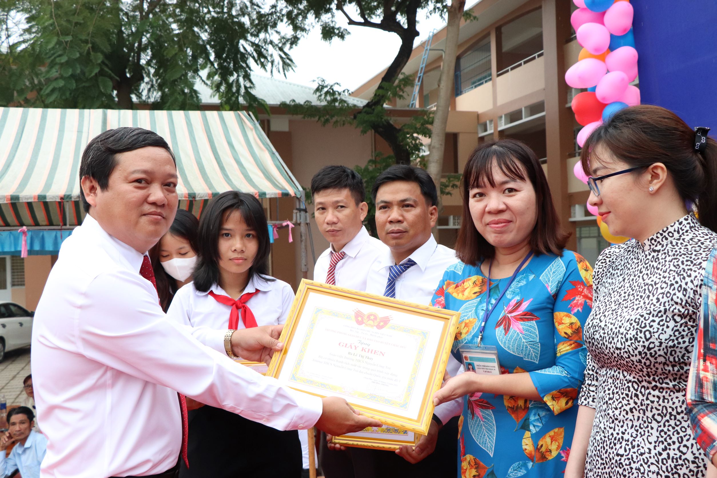 Ông Châu Thanh Liêm, đại diện Phòng GD-ĐT trao Giấy khen cho các cá nhân.