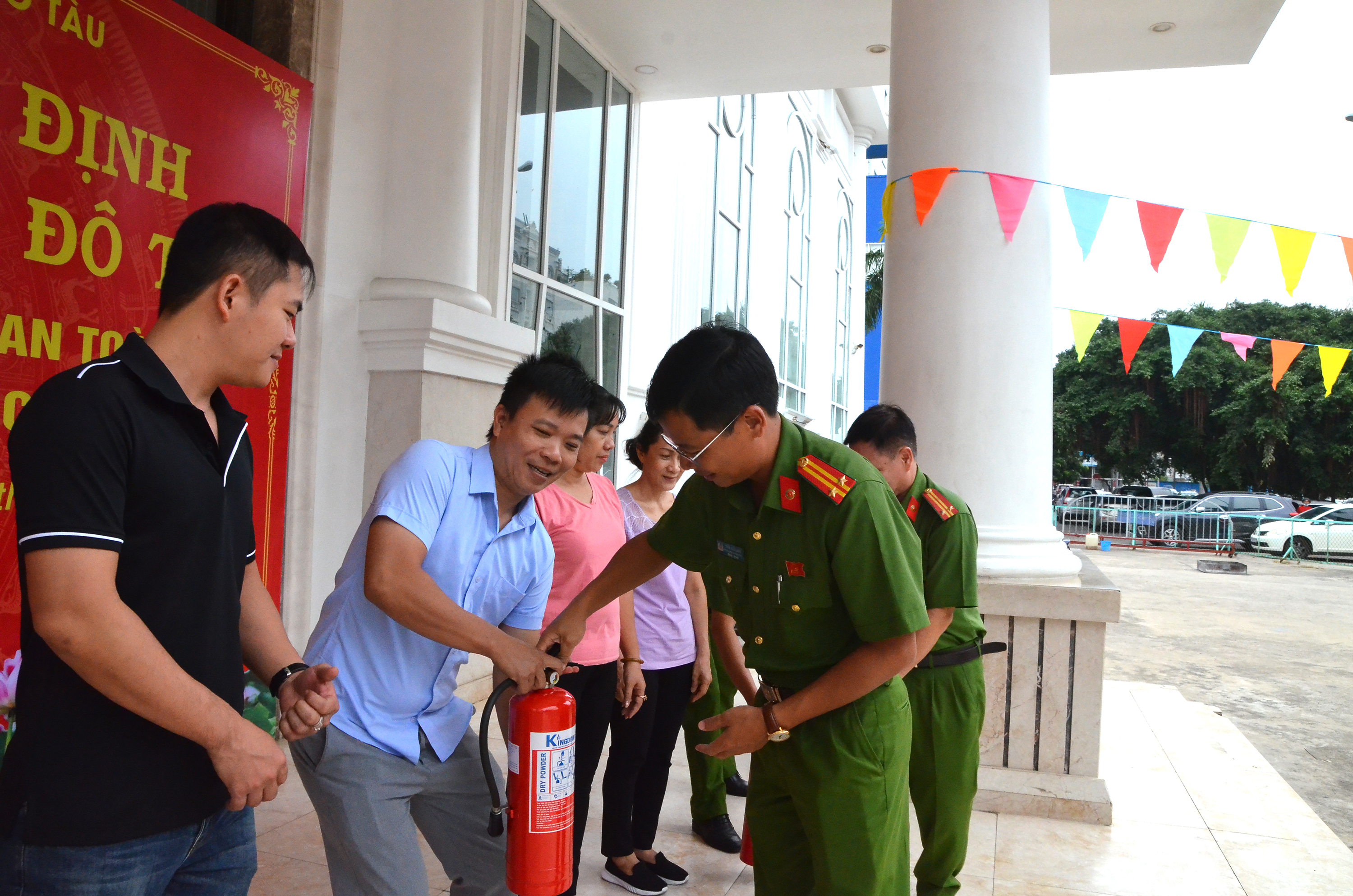 Đại diện Công an TP.Vũng Tàu tặng bình chữa cháy cho các thành viên “Tổ liên gia an toàn phòng cháy chữa cháy” của phường 7.
