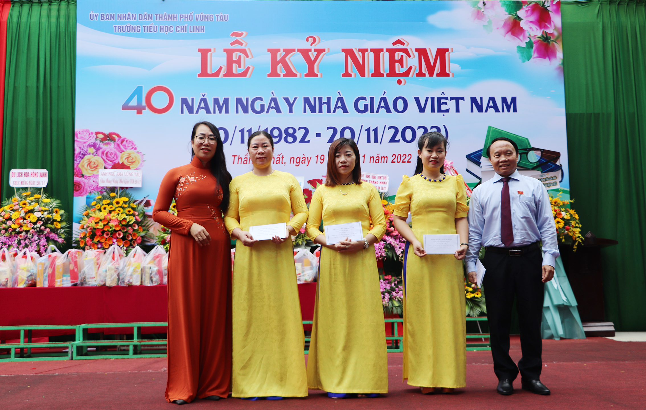 Bà Trần Thị Thanh Thủy, Phó Chủ tịch LĐLĐ TP.Vũng Tàu; ông Nguyễn Khắc Hùng, Trưởng Ban Kinh tế Xã hội, HĐND TP.Vũng Tàu trao quà cho công đoàn viên, giáo viên khó khăn của Trường TH Chí Linh.
