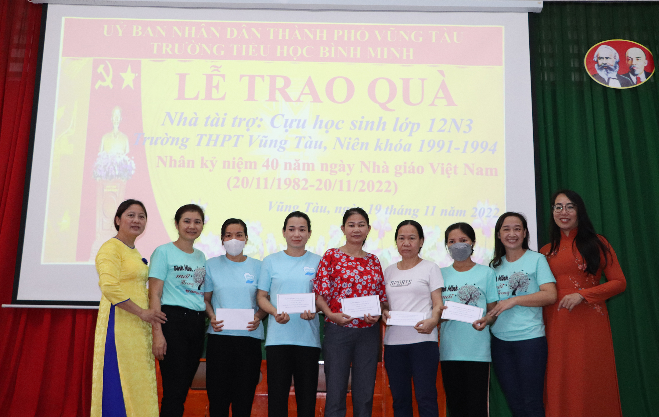 Bà Trần Thị Thanh Thủy, Phó Chủ tịch LĐLĐ TP.Vũng Tàu; bà Trần Thị Hà, đại diện gia đình nhà tài trợ (trái) trao quà đến công đoàn viên khó khăn của các Trường MN, TH, THCS trên địa bàn.