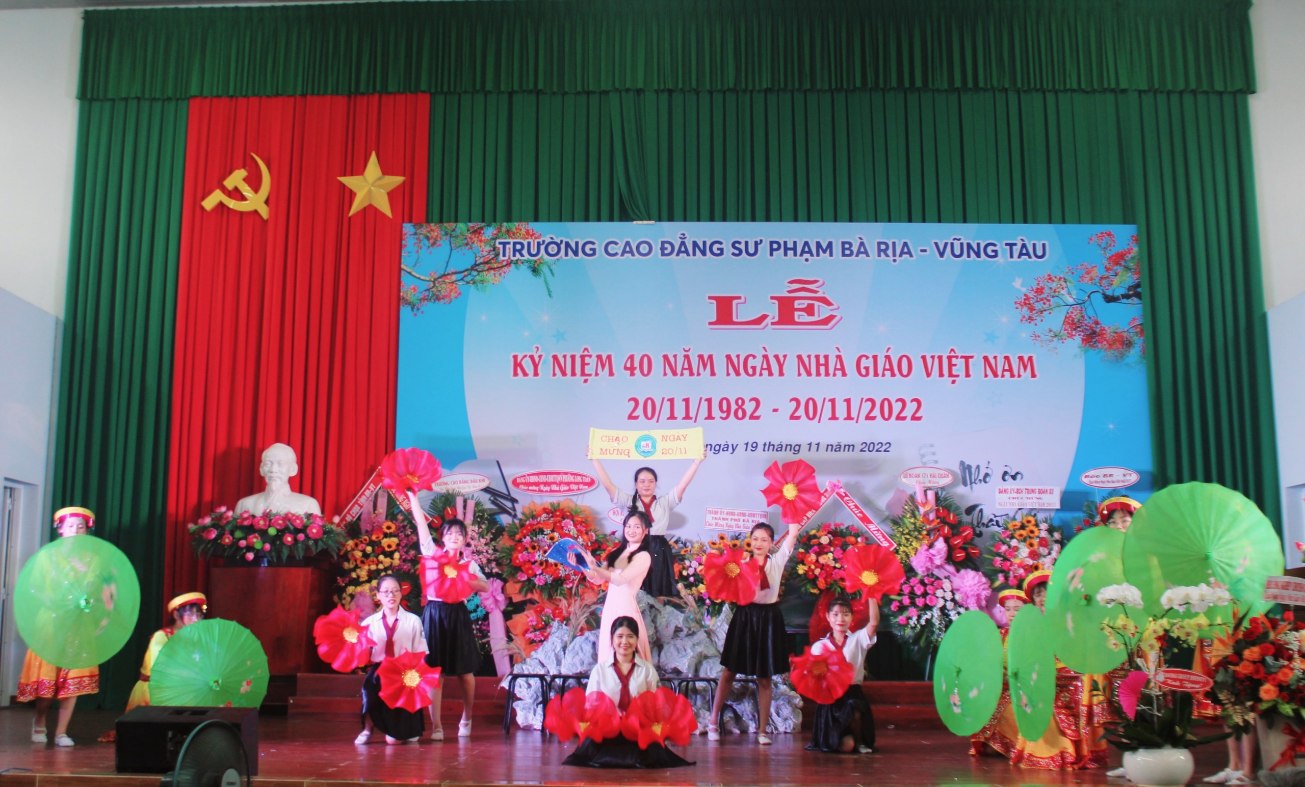 Các tiết mục văn nghệ đặc sắc do sinh viên Trường CĐ Sư phạm Bà Rịa-Vũng Tàu biểu diễn tại lễ kỷ niệm.