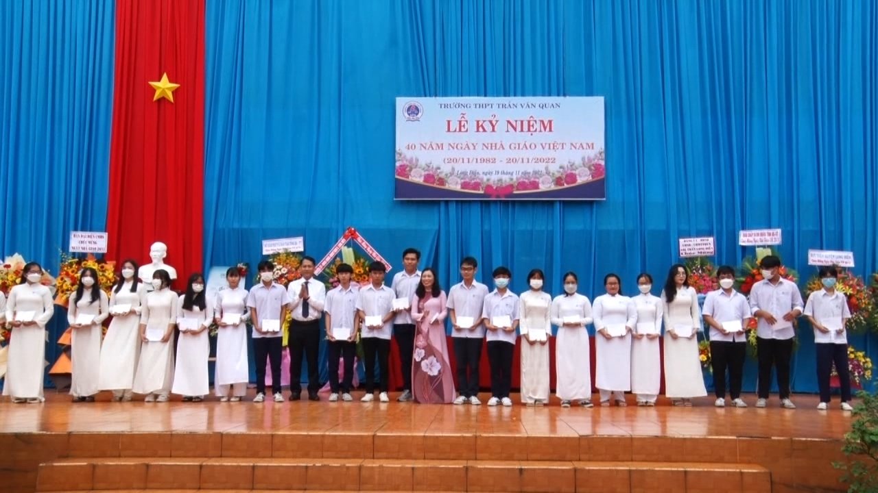 Cô Nguyễn Thị Bích Hoàng, Hiệu trưởng Trường THPT Trần Văn Quan và ông Nguyễn Tuấn Kiệt, Bí thư Đảng ủy thị trấn Long Điền (huyện Long Điền) trao học bổng cho các em học sinh vượt khó, học giỏi