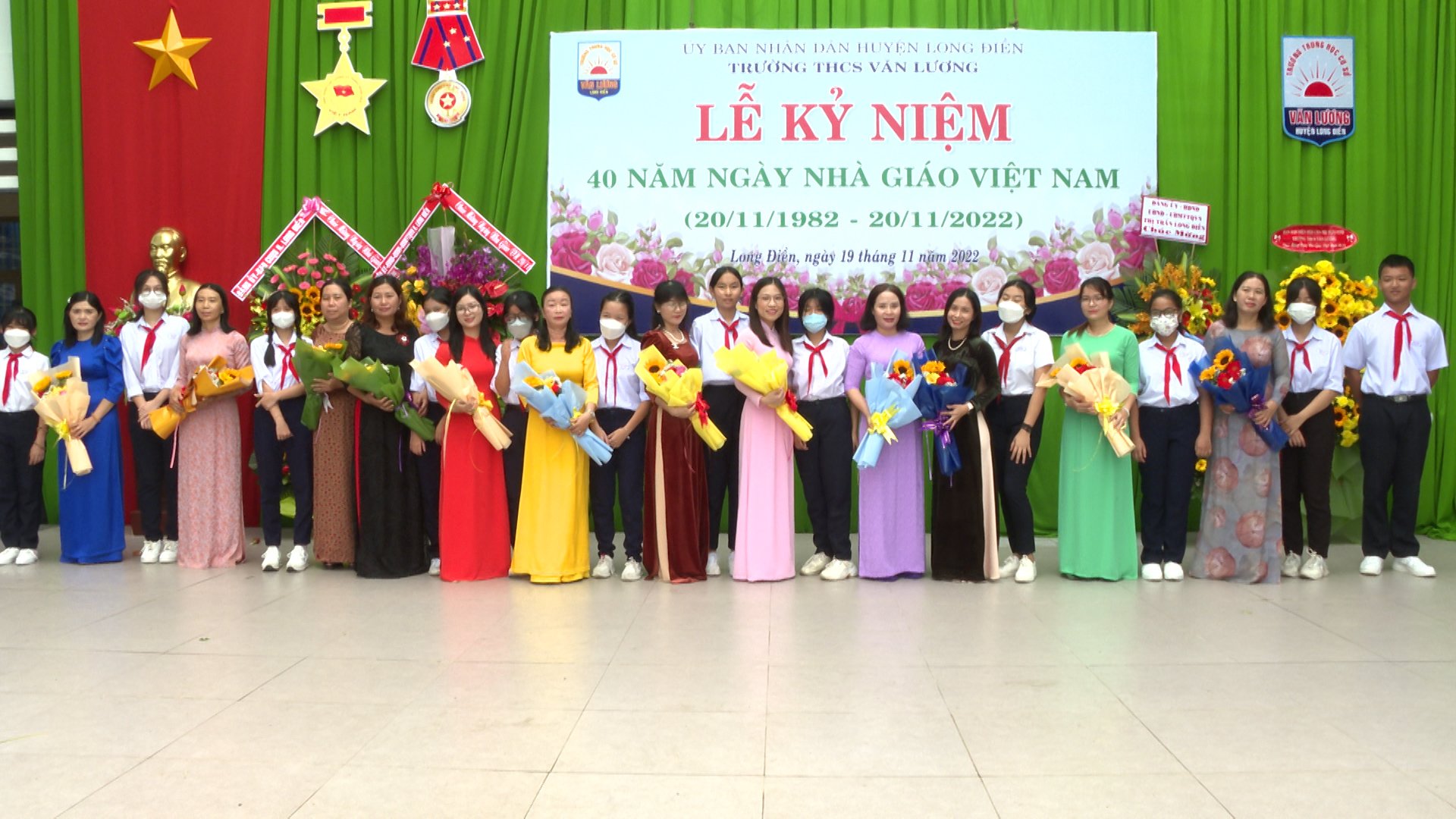 Học sinh trường THCS Văn Lương tặng hoa gửi lời chúc mừng, tri ân tới các thầy cô giáo nhân kỉ niệm 40 năm ngày Nhà giáo Việt Nam  