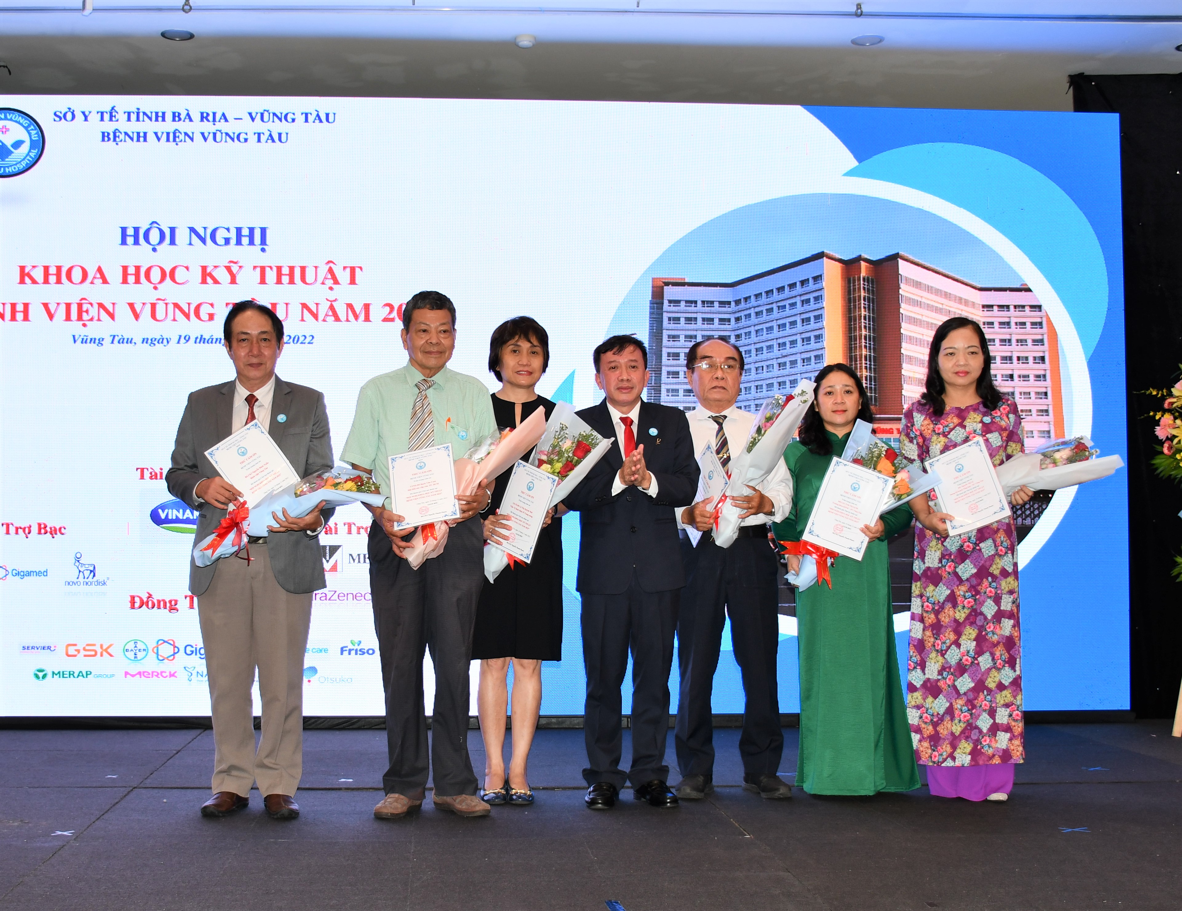 Bác sĩ Nguyễn Thanh Phước, Giám đốc Bệnh viện Vũng Tàu tặng hoa và Thư cảm ơn Chủ tọa đoàn.