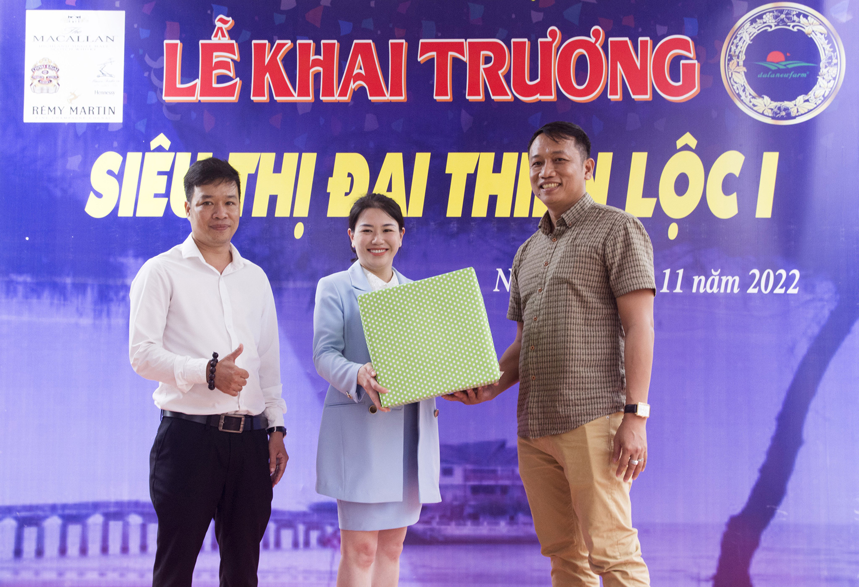 Đối tác tặng quà chúc mừng bà Nguyễn Thị Thùy Trâm, Giám đốc Công ty TNHH TM - DV Đại Thiện Lộc (đứng giữa) tại lễ khai trương)