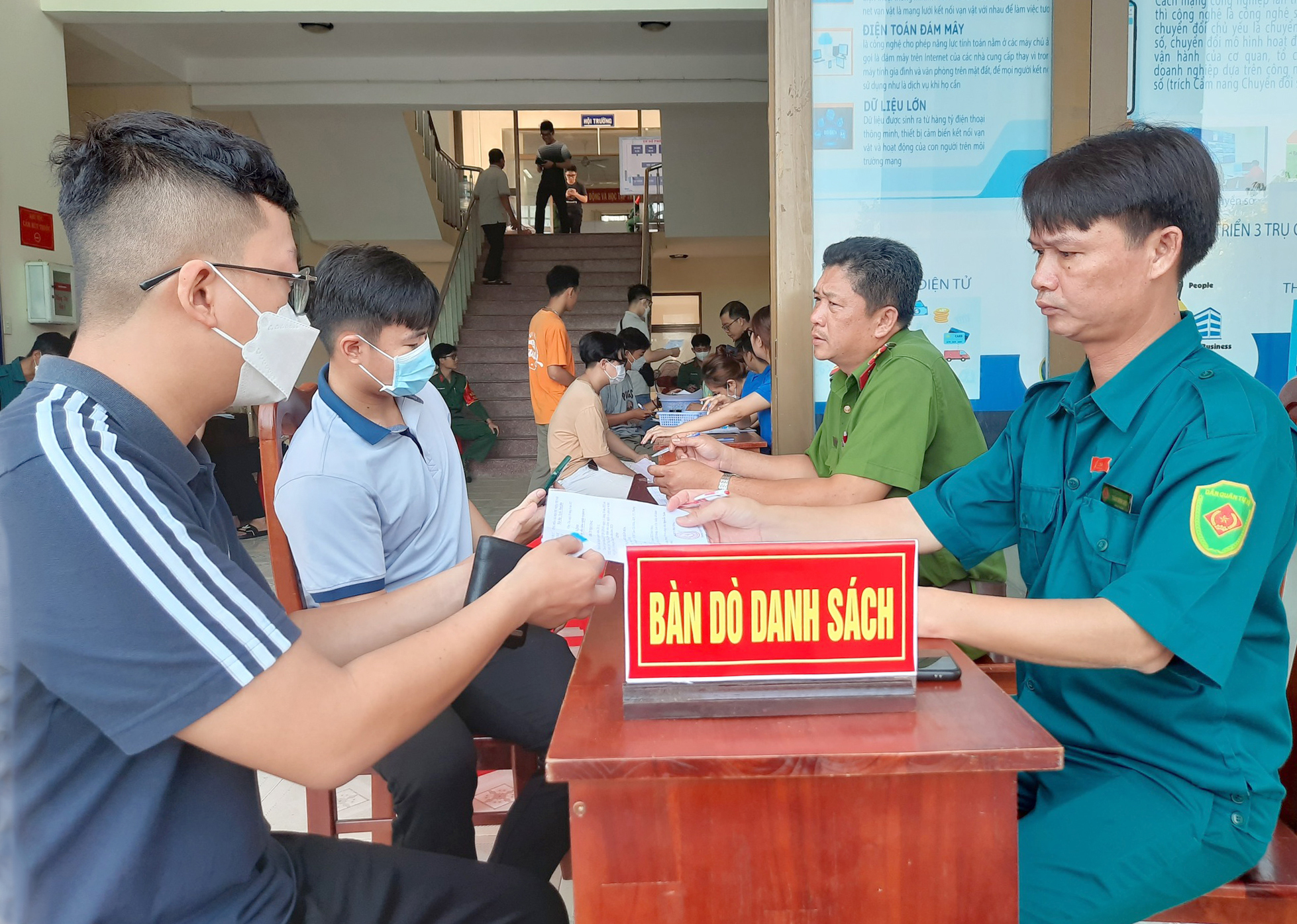 Thanh niên tham gia khám sức khỏe NVQS năm 2023 tại Trạm Y tế phường 10, TP. Vũng Tàu.