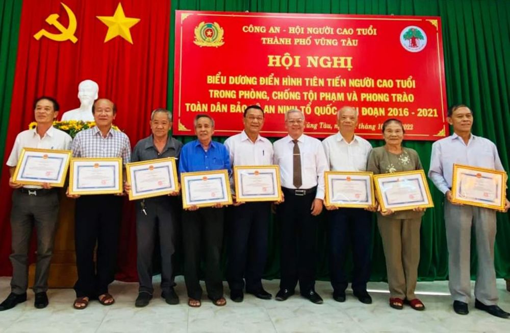 UBND TP.Vũng Tàu tặng giấy khen cho người cao tuổi có thành tích trong công tác phòng, chống tội phạm bảo đảm ANTT địa phương.