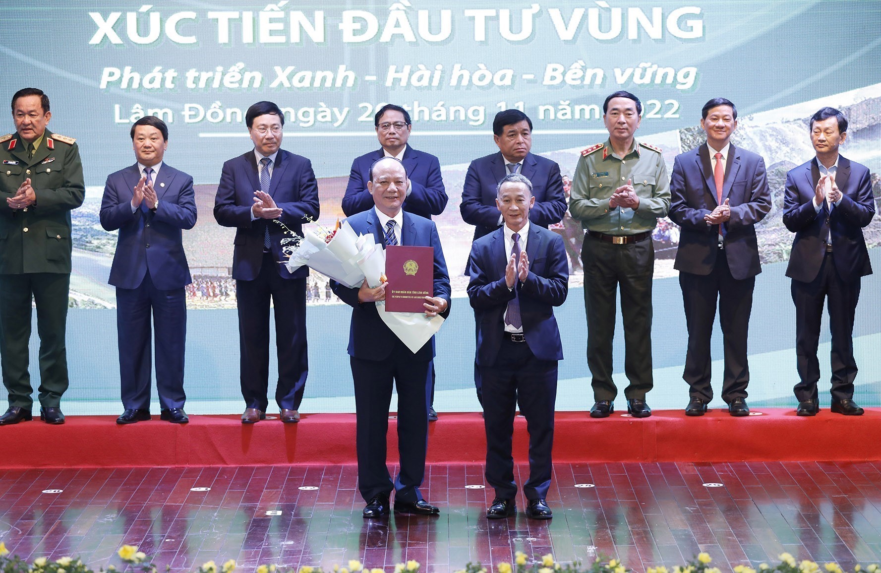 Thủ tướng Phạm Minh Chính chứng kiến các địa phương và doanh nghiệp trao chứng nhận đầu tư vào vùng Tây Nguyên. Ảnh: DƯƠNG GIANG