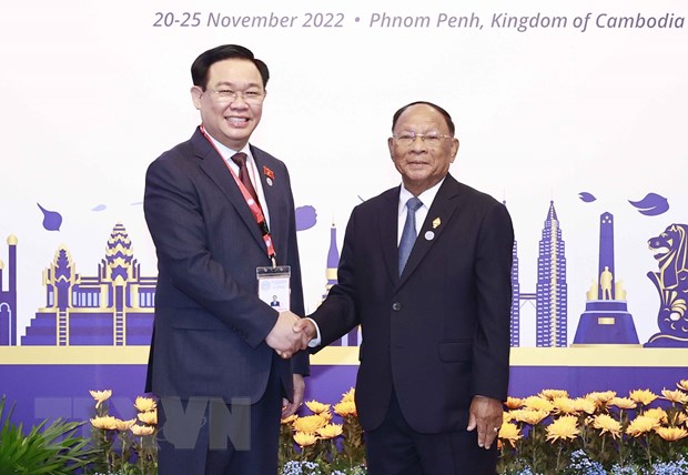 Chủ tịch Quốc hội Vương Đình Huệ chào xã giao Chủ tịch AIPA-43 Samdech Heng Samrin. Ảnh: DOÃN TẤN