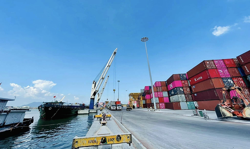 Xếp dỡ container trung chuyển cho các cảng tại Công ty VNL.
