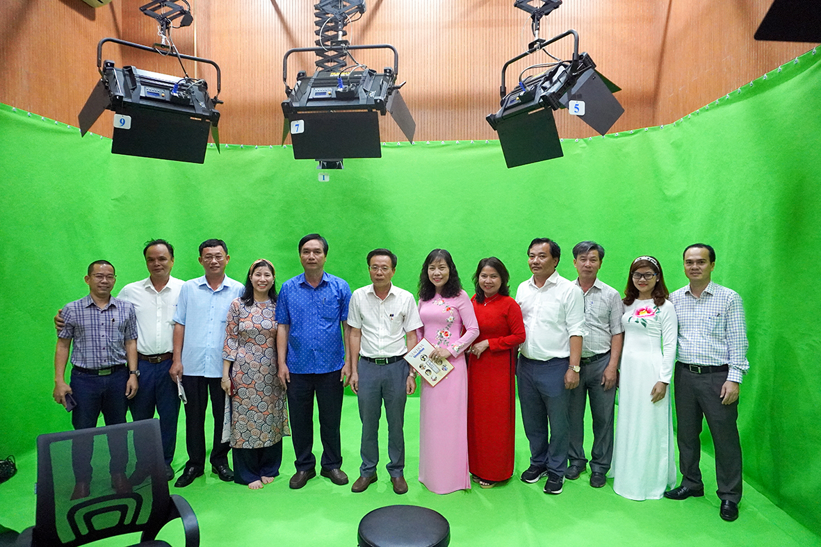 Đoàn Báo Bà Rịa - Vũng Tàu tham quan phòng thu, trao đổi kinh nghiệp thực hiện các video trên báo điện tử tại Báo Quảng Nam.