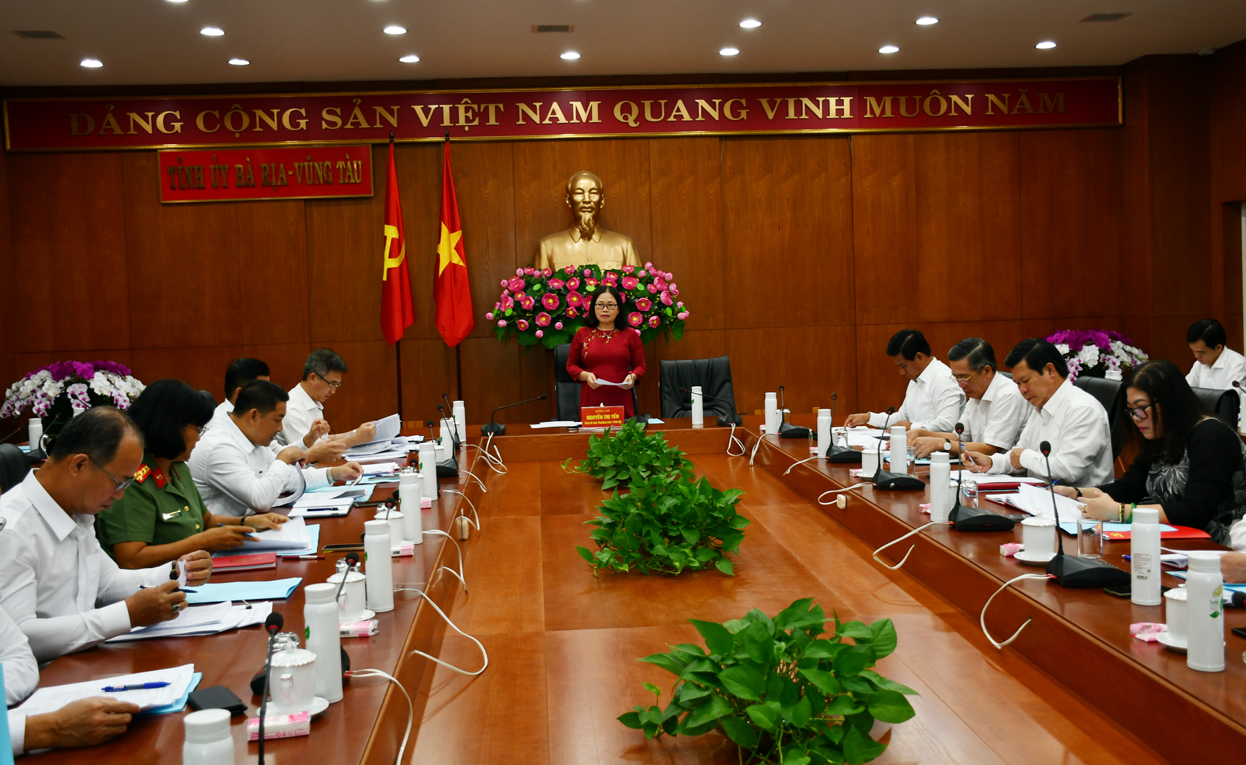 Bà Nguyễn Thị Yến, Phó Bí thư Thường trực Tỉnh ủy, Trưởng Đoàn ĐBQH tỉnh chủ trì hội nghị.