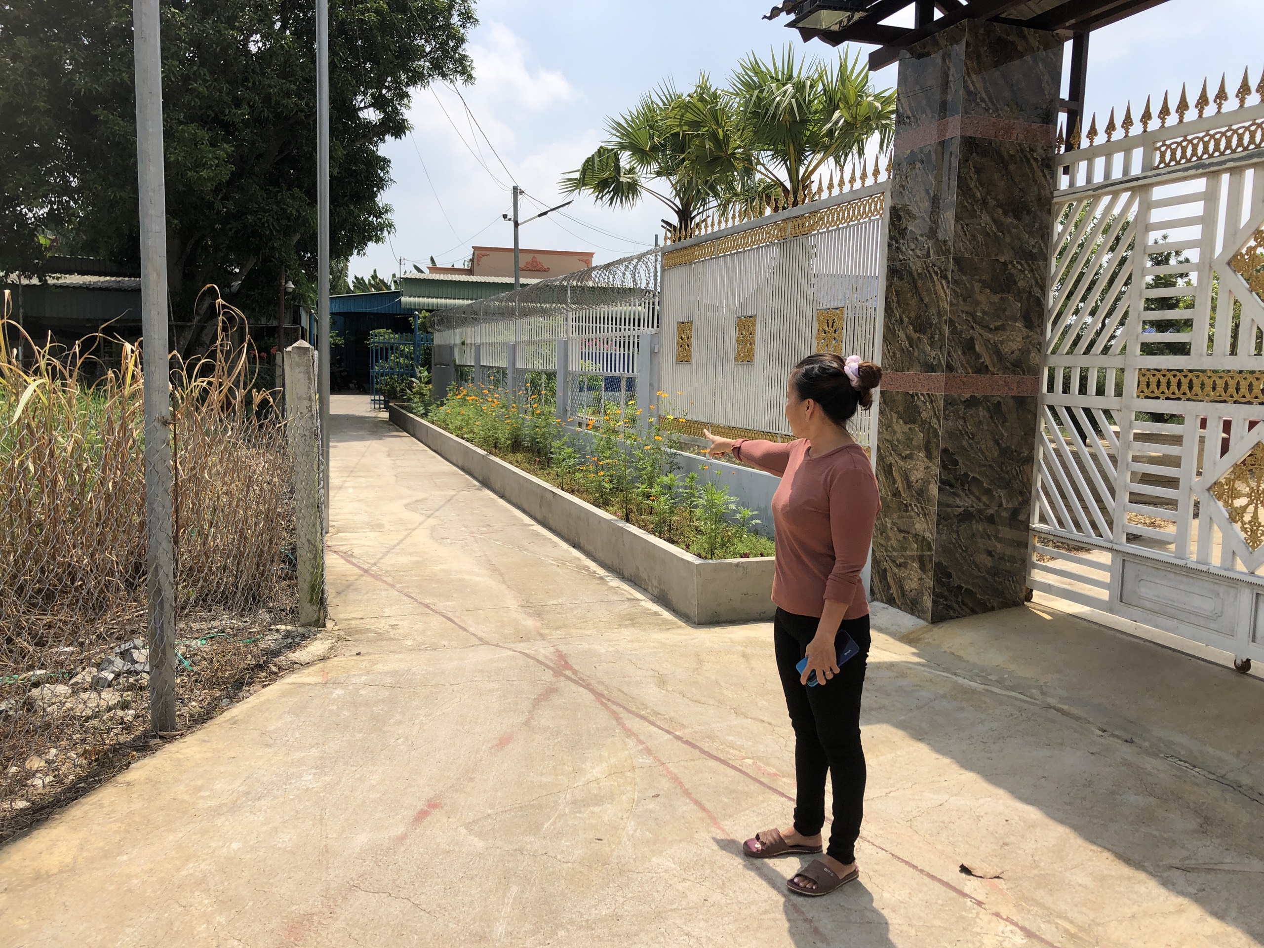 Bà Phượng phản ánh đến Báo Bà Rịa - Vũng Tàu về việc xảy ra tranh chấp lối đi riêng.