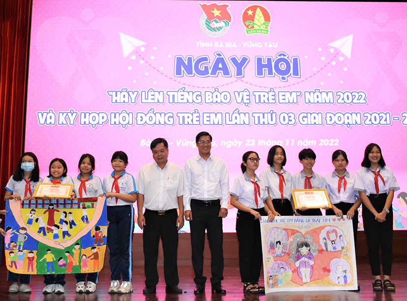 Trao giải cho các tập thể đạt thành tích cao tại cuộc thi vẽ tranh với chủ đề “Vun đắp yêu thương”.