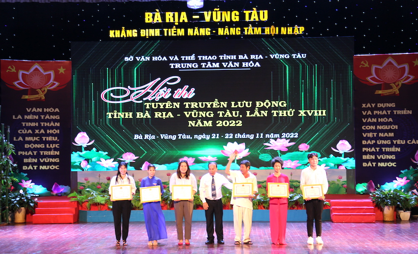 Ông Phạm Diêm, Giám đốc Trung tâm Văn hóa - Nghệ thuật tỉnh trao giải A và B Chương trình cho 6 đội thi.