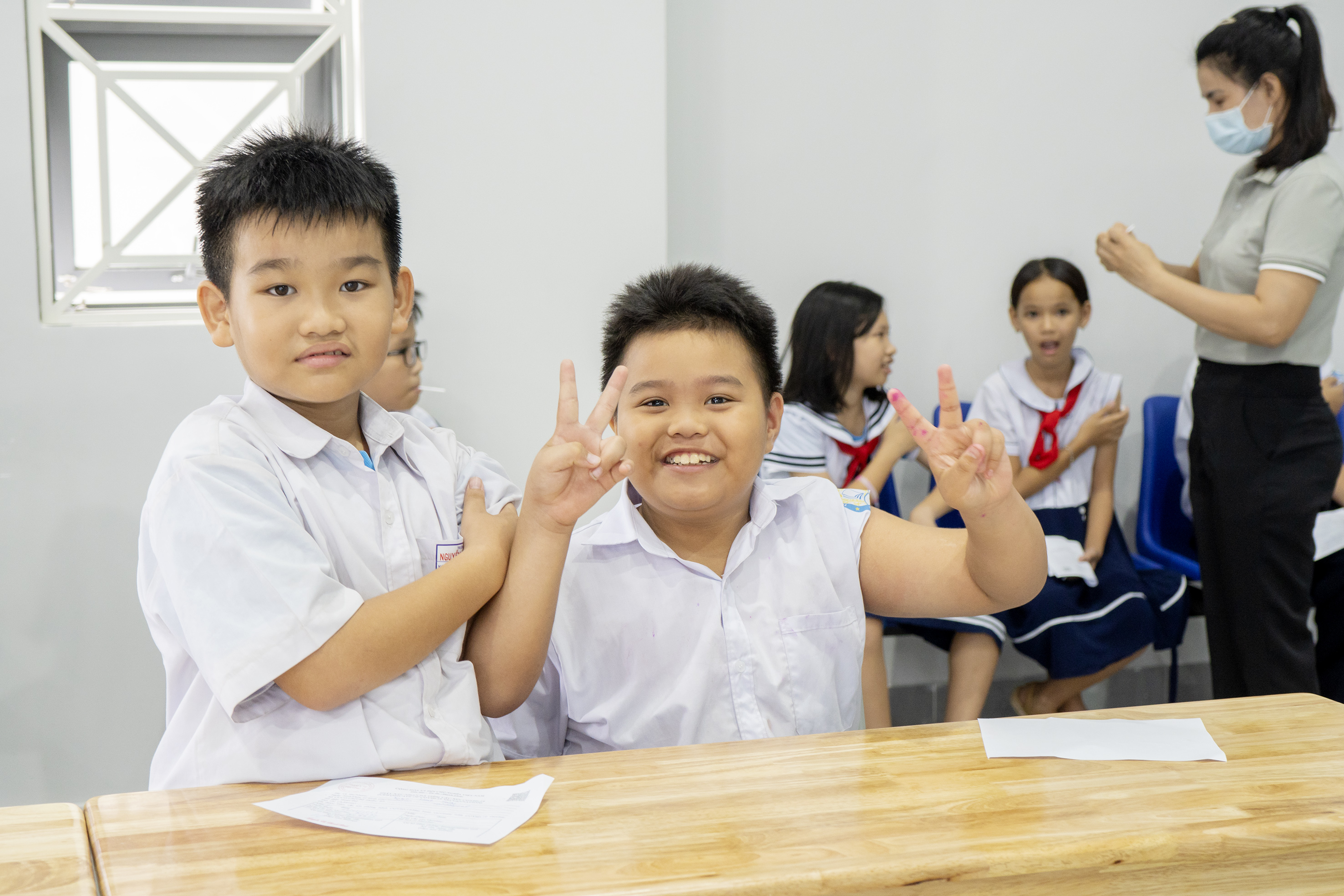 Với sự chuẩn bị kỹ lưỡng của TP. Vũng Tàu, ngành y tế, các nhà trường và sự đồng thuận của PHHS, công tác tiêm vắc xin phòng COVID-19 cho trẻ từ 5 - dưới 12 tuổi diễn ra an toàn, HS tích cực tham gia tiêm chủng.