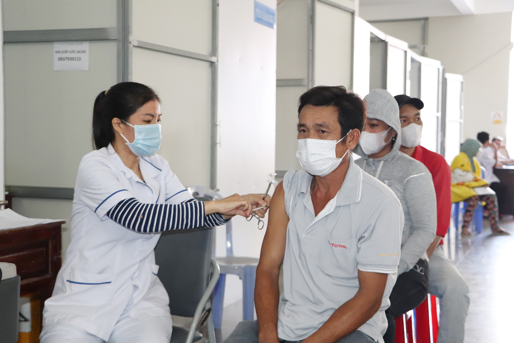 Người dân thị trấn Long Hải tiêm vắc xin phòng COVID-19 mũi 4.