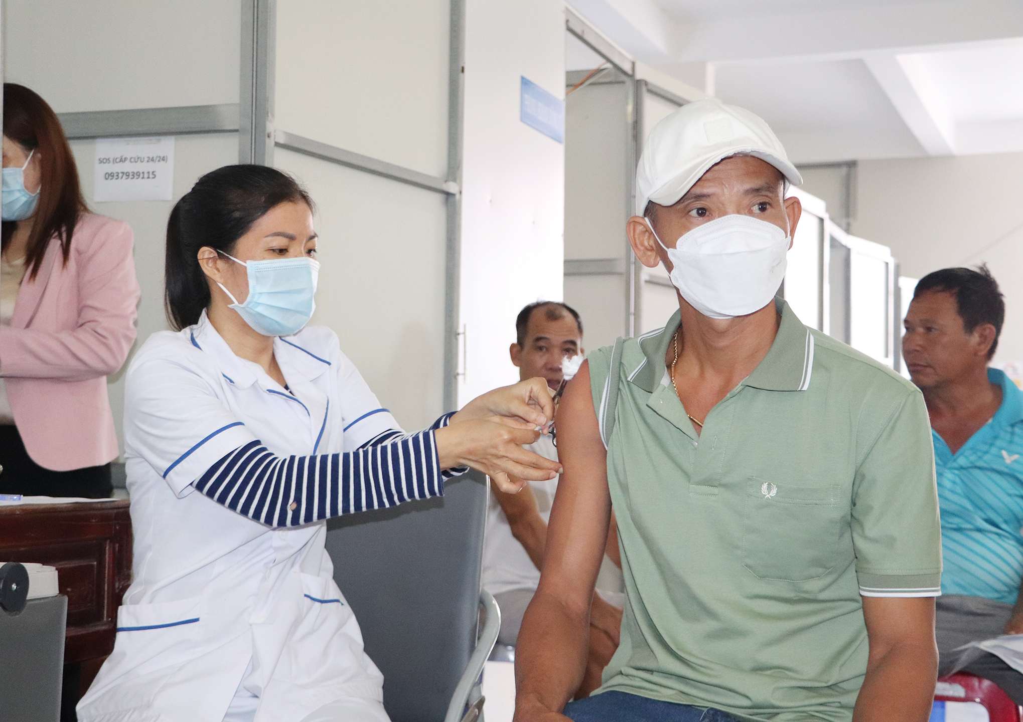 Nhân viên y tế thị trấn Long Hải tiêm vắc xin phòng COVID-19 cho người dân.